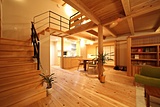 自然素材の杉板壁の家