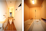 板張りの自然素材のお風呂とトイレ